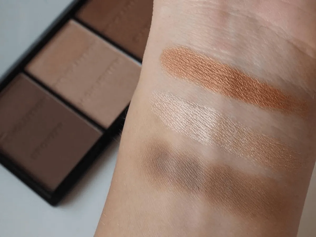 Makeup Revolution Ultra Brightening Contour Kit Ultra Light/Medium C04